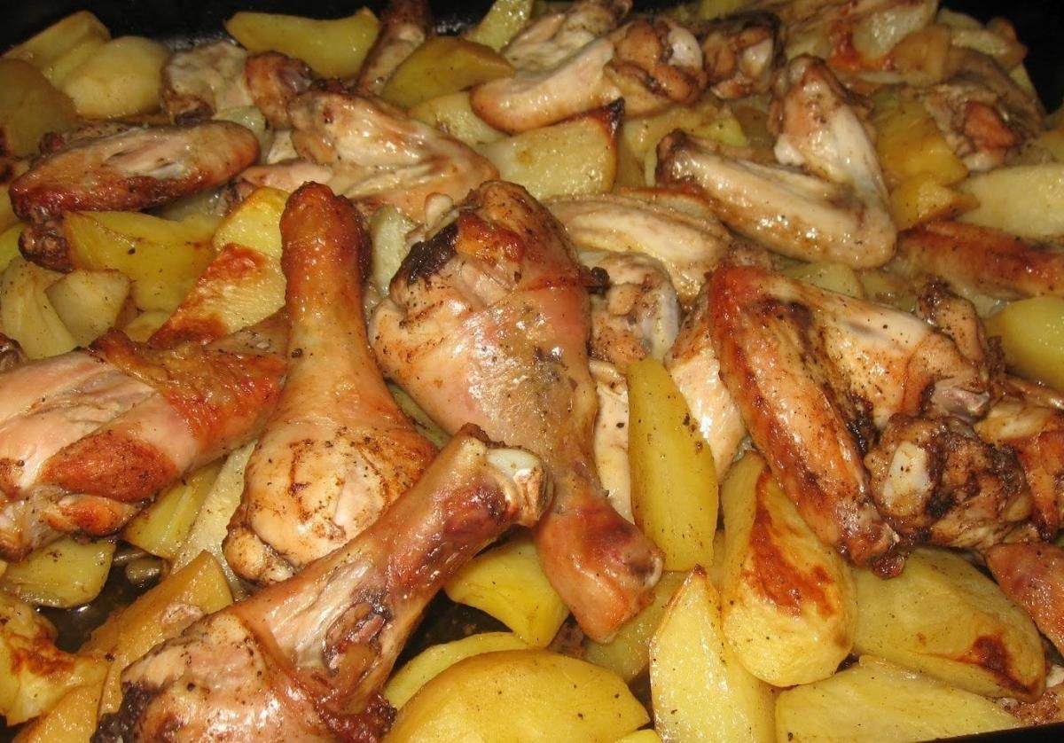 Кур ножки в духовке с картошкой. Картофель с курицей. Курица в духовке. Куриные ножки с картошкой. Курица с картошкой в духовке.