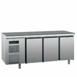 Трехдверный холодильный стол SAGI KUEBM